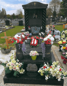 cimetiere avec fleurs et plaques