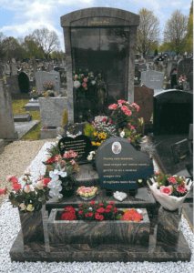 cimetiere avec fleurs et plaques