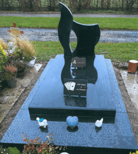 cimetiere avec plaques et decorations