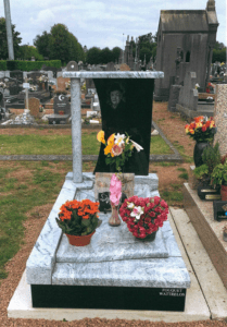 cimetiere avec fleurs et plaque