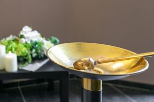 fleurs dans un vase dans un cimetiere