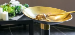 Détail d'un vase et de fleurs de recueillement dans un salon funéraire