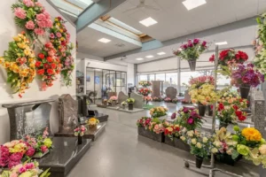 Salle d'exposition d'articles funéraires proposant des compositions florales et des monuments