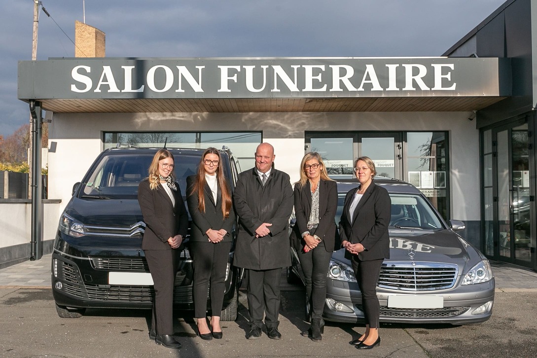 employes au salon funeraire