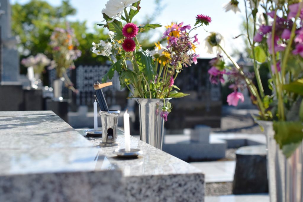 fleurs dans un cimetière