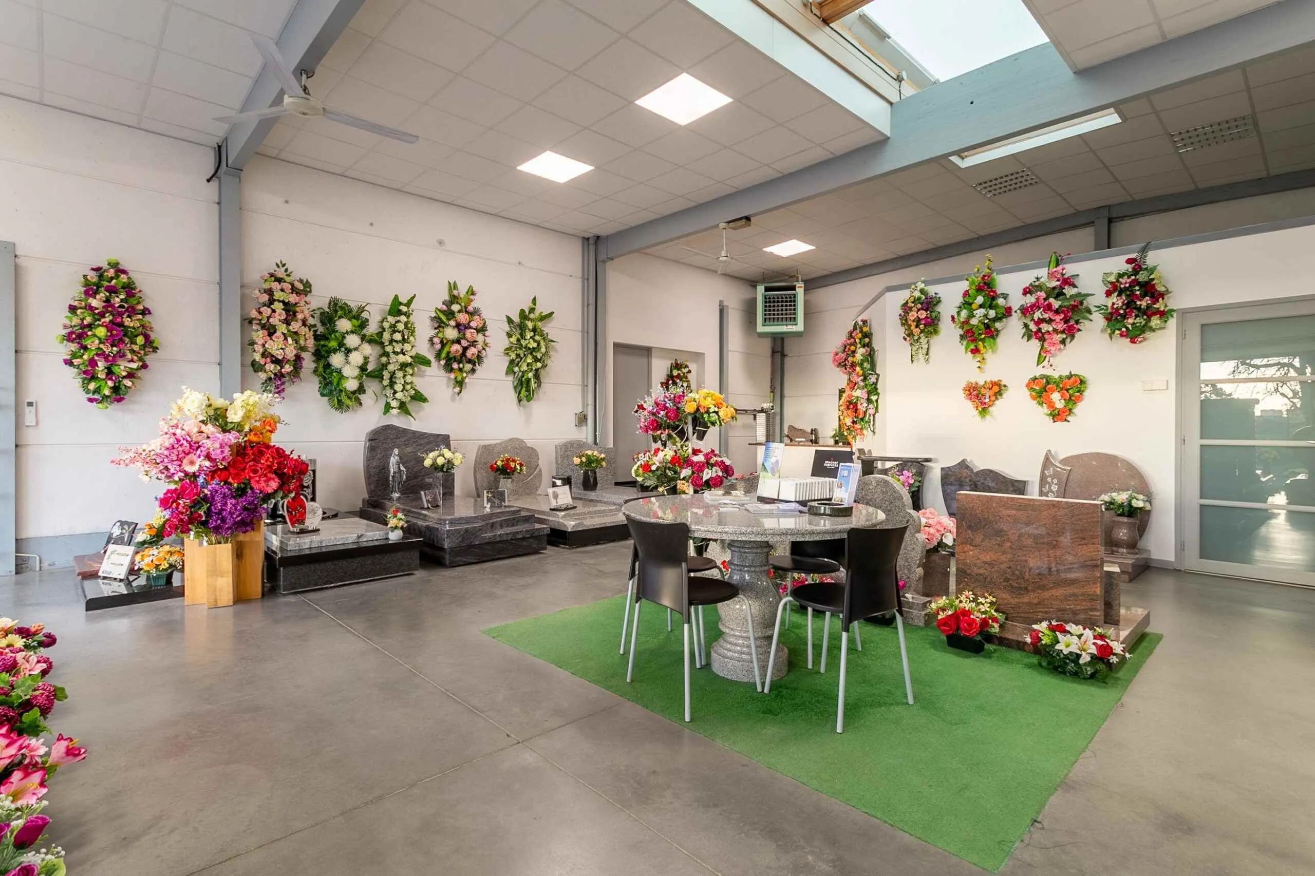 Espace d'accueil et d'exposition de marbrerie funéraire avec salon de réception pour les familles